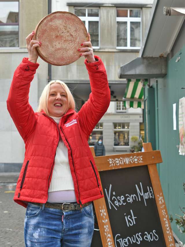 "Hurray for regional cheese!" - Nicole Weigelt and her cheese at the market "Hurray for regional cheese!" - Nicole Weigelt and her cheese at the market